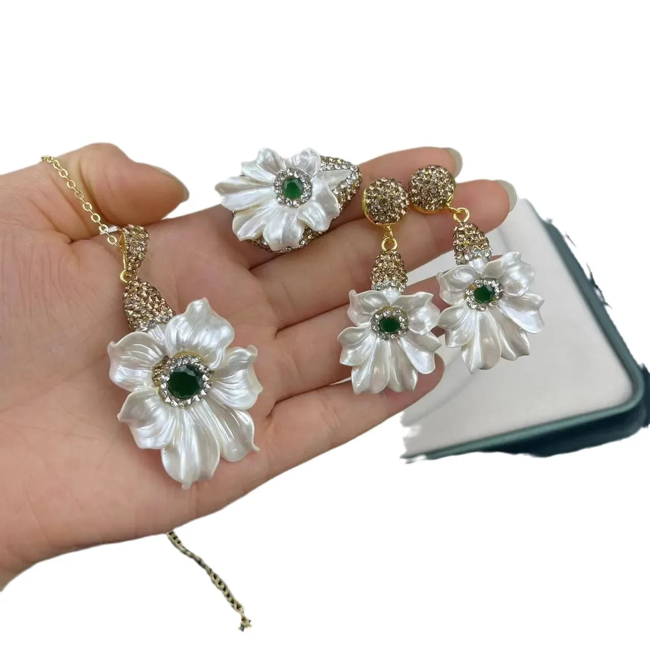 Natural Summer new lily inlaid emerald simple three-piece French vintage stone jewelry