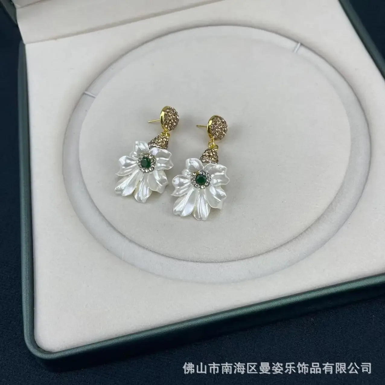 Natural Summer new lily inlaid emerald simple three-piece French vintage stone jewelry