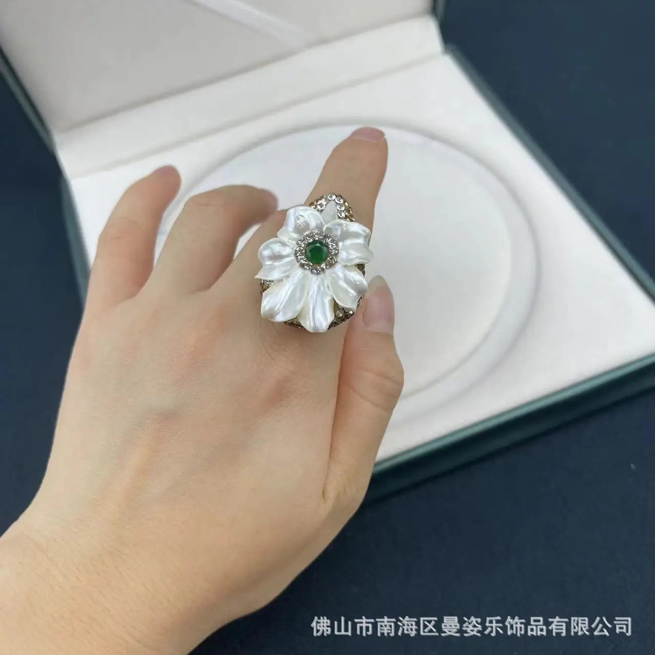 Natural Summer new lily inlaid emerald simple three-piece French vintage stone jewelry