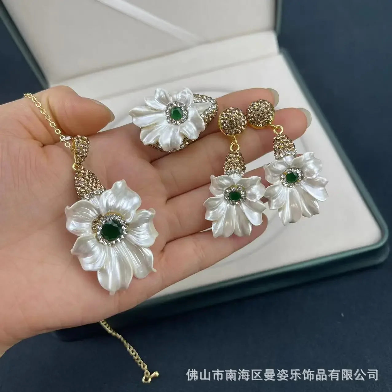 Natural Summer new lily inlaid emerald simple three-piece French vintage stone jewelry
