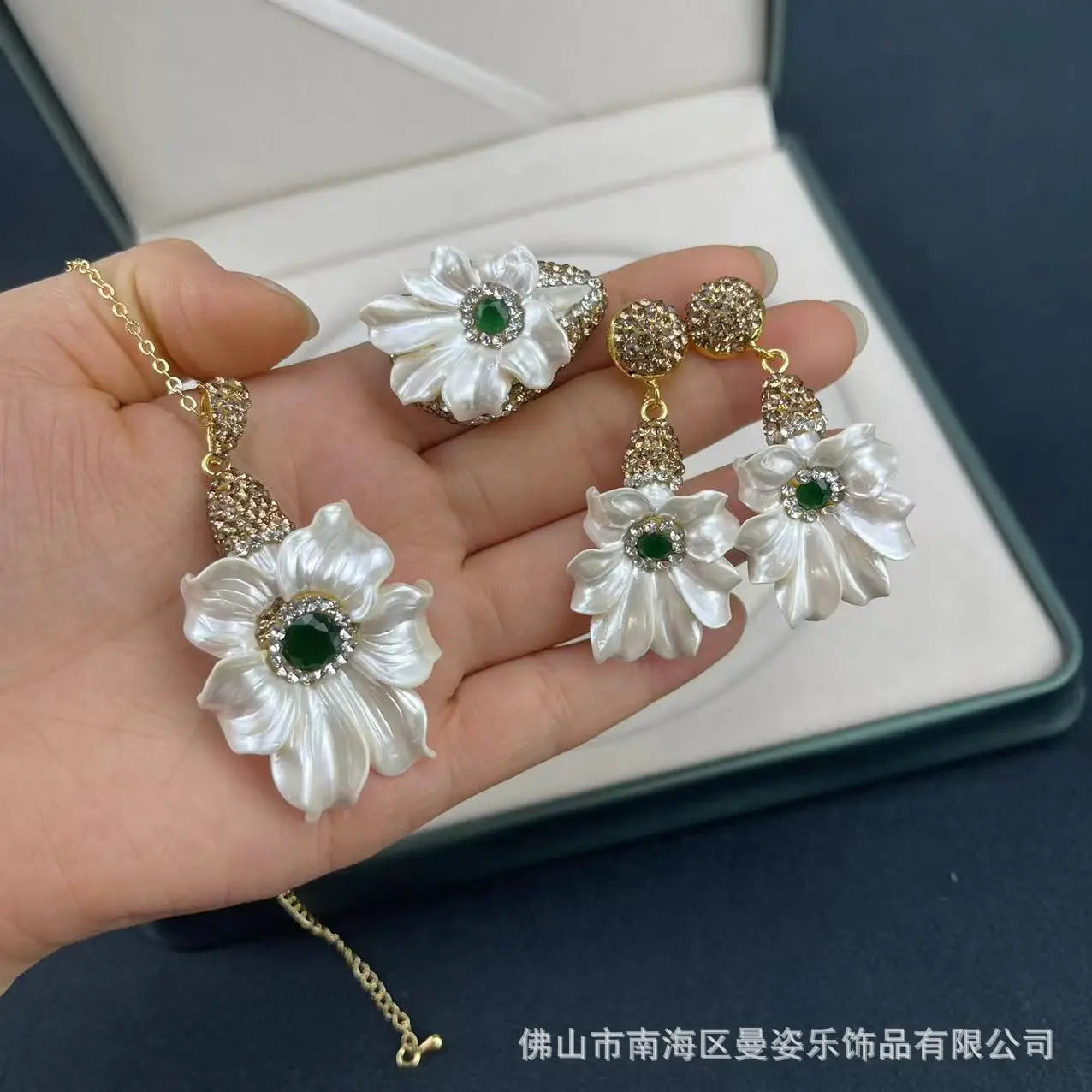 Natural Summer new lily inlaid emerald simple three-piece French vintage stone jewelry