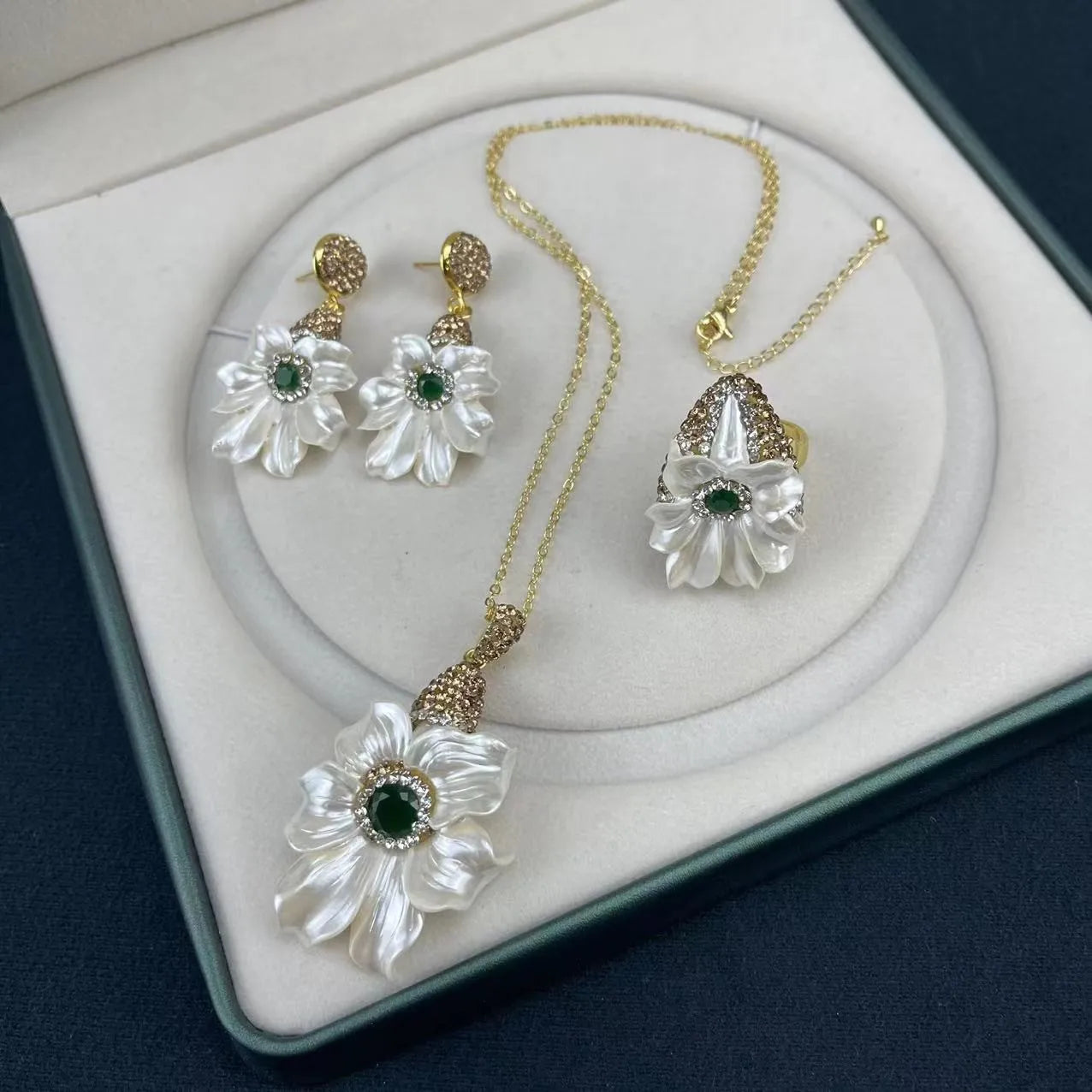 Natural Summer new lily inlaid emerald simple three-piece French vintage stone jewelry